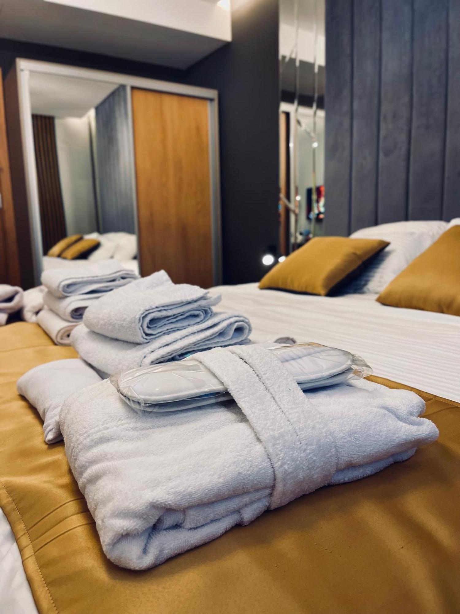 Mozaik Apartments & Spa - Modern 4-Star Apartments With Exclusive Private Spa Wellness In The City Center - Sauna, Jacuzzi, Turkish Bath - Free Parking, Wi-Fi - Rooms & Apartments ชูปริยา ภายนอก รูปภาพ