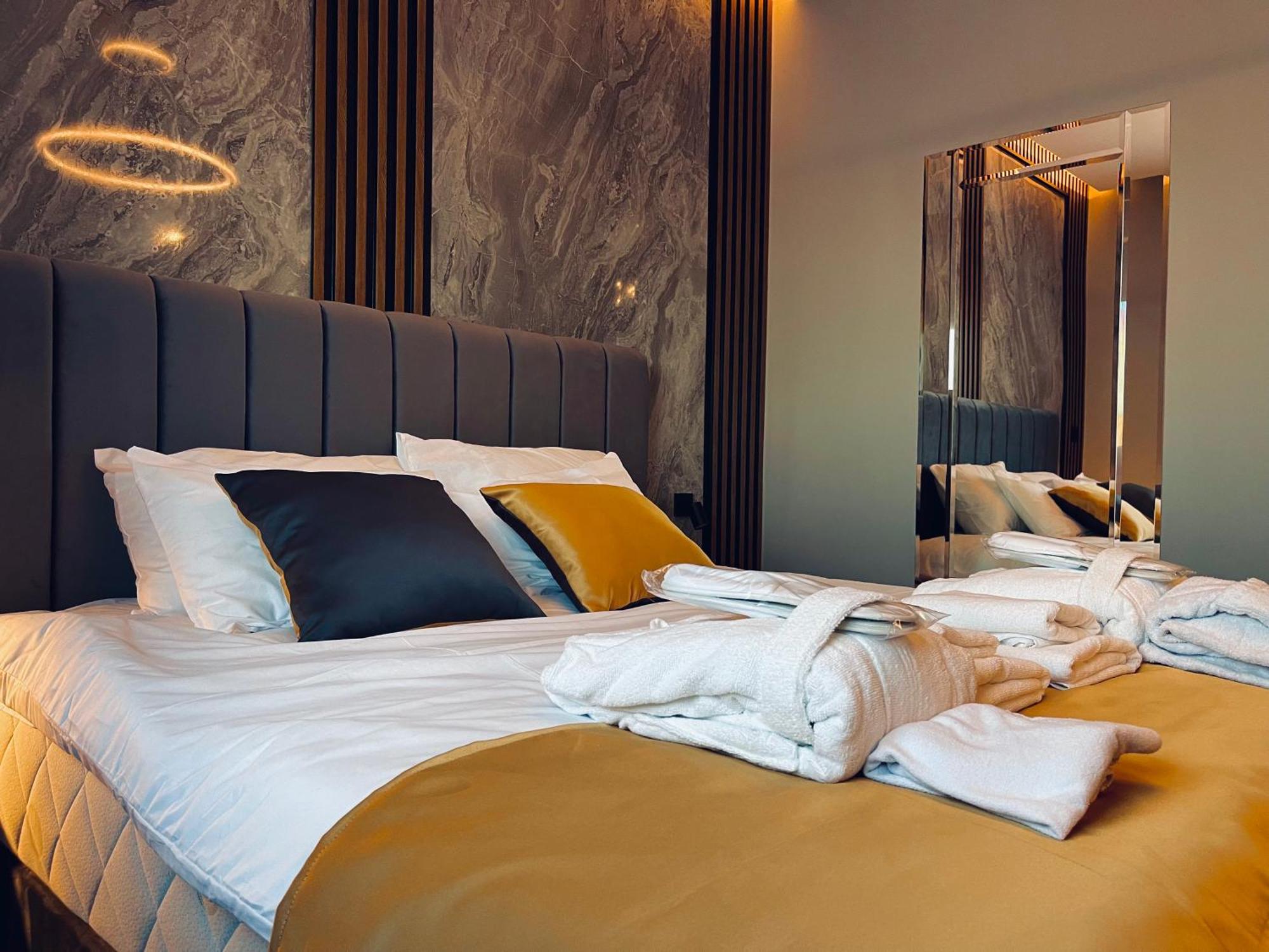 Mozaik Apartments & Spa - Modern 4-Star Apartments With Exclusive Private Spa Wellness In The City Center - Sauna, Jacuzzi, Turkish Bath - Free Parking, Wi-Fi - Rooms & Apartments ชูปริยา ภายนอก รูปภาพ