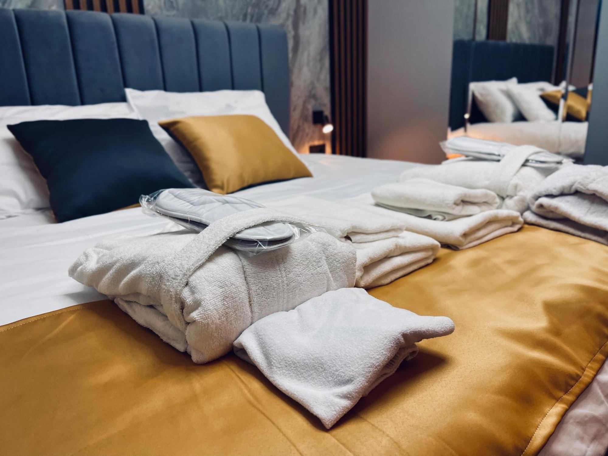 Mozaik Apartments & Spa - Modern 4-Star Apartments With Exclusive Private Spa Wellness In The City Center - Sauna, Jacuzzi, Turkish Bath - Free Parking, Wi-Fi - Rooms & Apartments ชูปริยา ภายนอก รูปภาพ