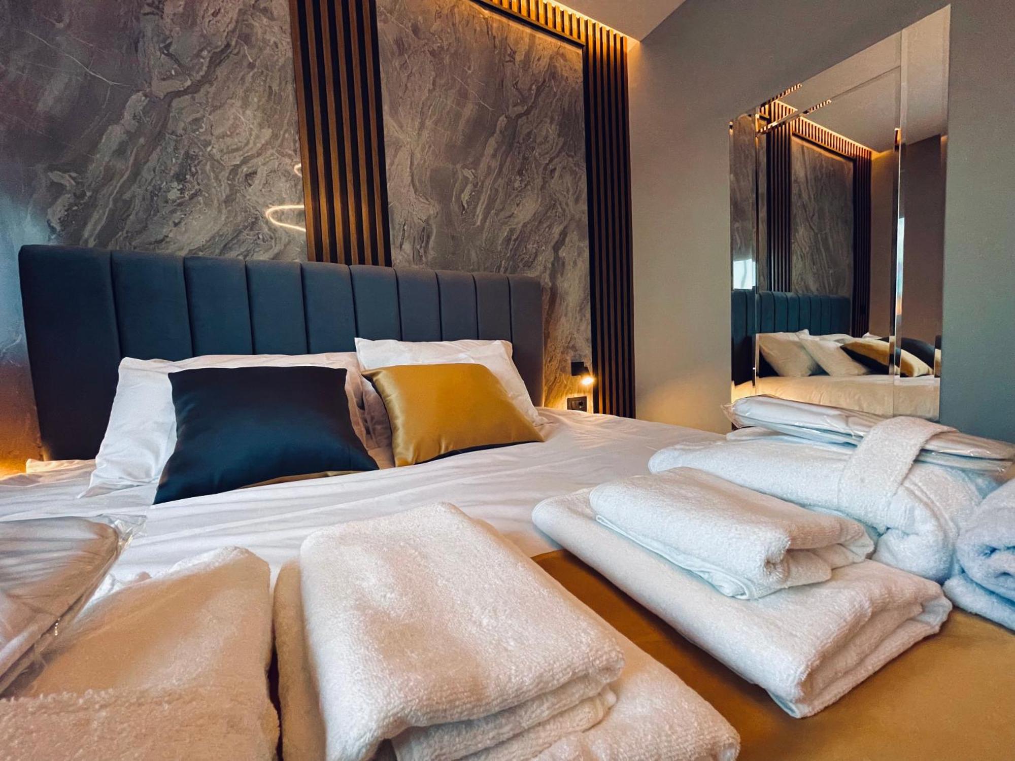 Mozaik Apartments & Spa - Modern 4-Star Apartments With Exclusive Private Spa Wellness In The City Center - Sauna, Jacuzzi, Turkish Bath - Free Parking, Wi-Fi - Rooms & Apartments ชูปริยา ภายนอก รูปภาพ