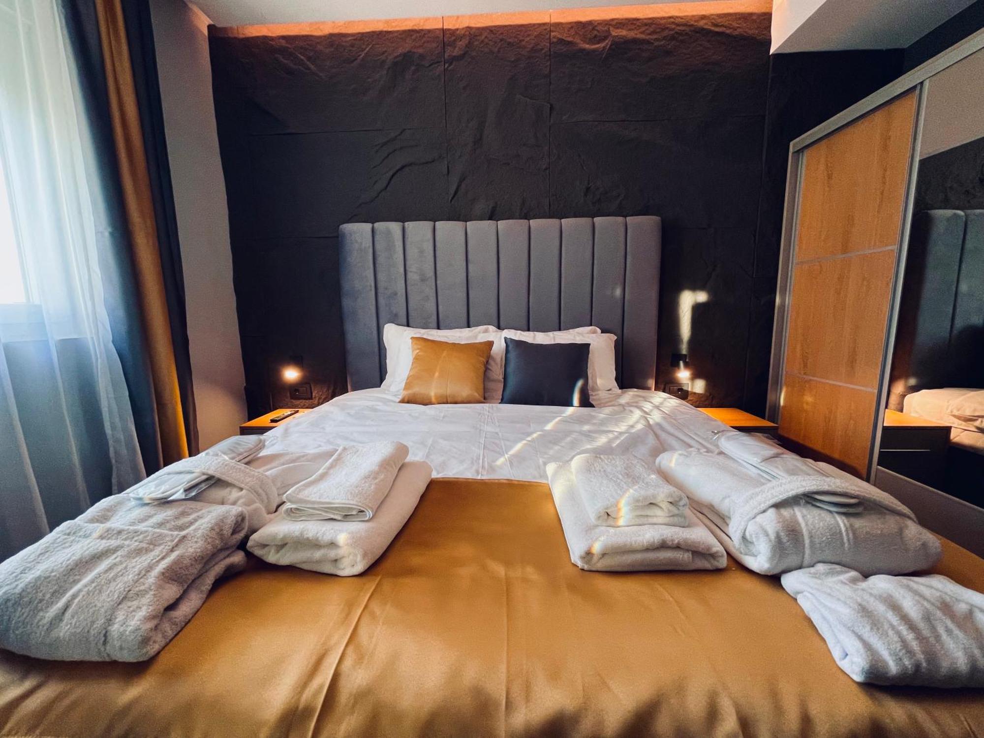 Mozaik Apartments & Spa - Modern 4-Star Apartments With Exclusive Private Spa Wellness In The City Center - Sauna, Jacuzzi, Turkish Bath - Free Parking, Wi-Fi - Rooms & Apartments ชูปริยา ภายนอก รูปภาพ