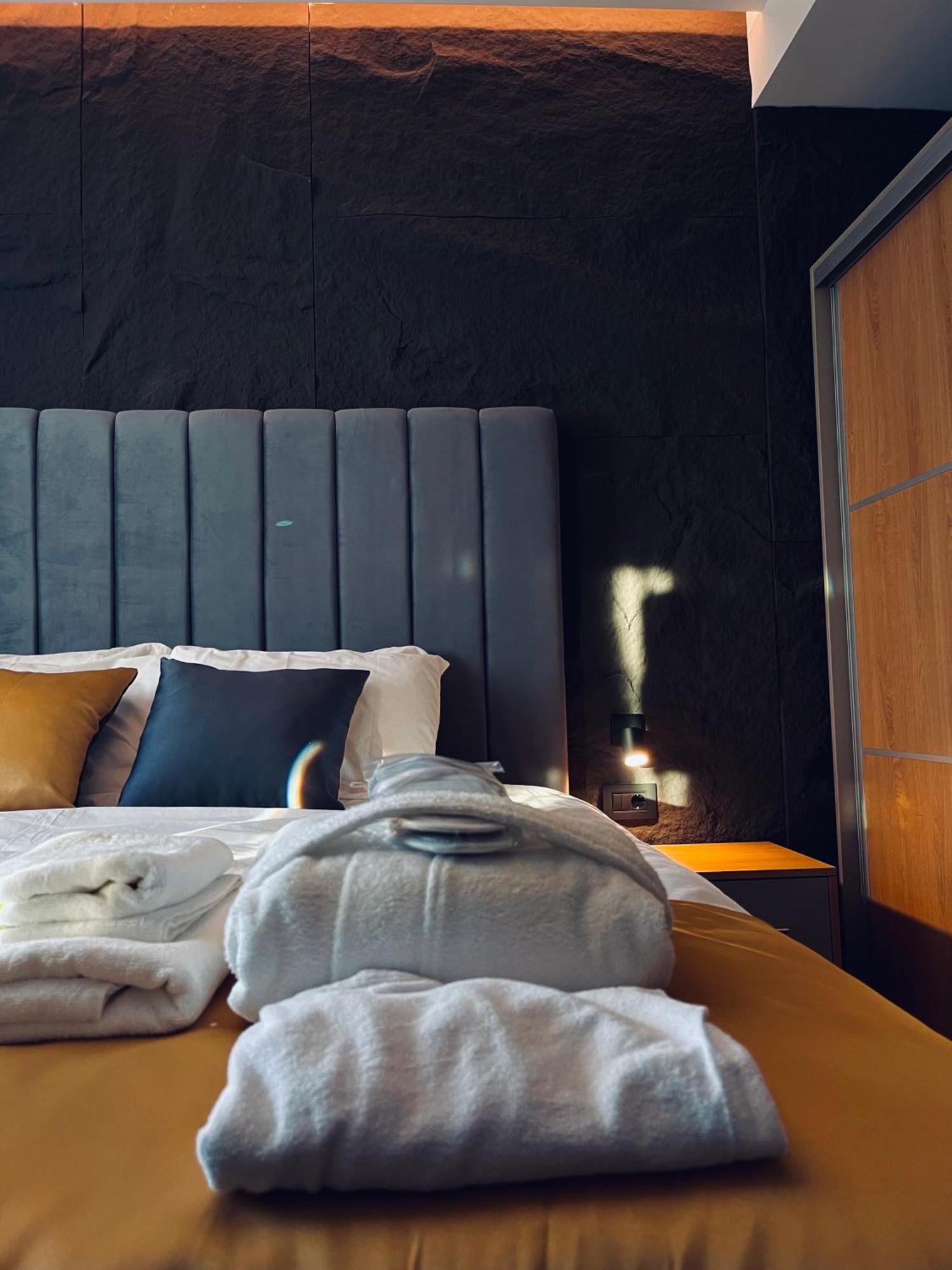 Mozaik Apartments & Spa - Modern 4-Star Apartments With Exclusive Private Spa Wellness In The City Center - Sauna, Jacuzzi, Turkish Bath - Free Parking, Wi-Fi - Rooms & Apartments ชูปริยา ภายนอก รูปภาพ