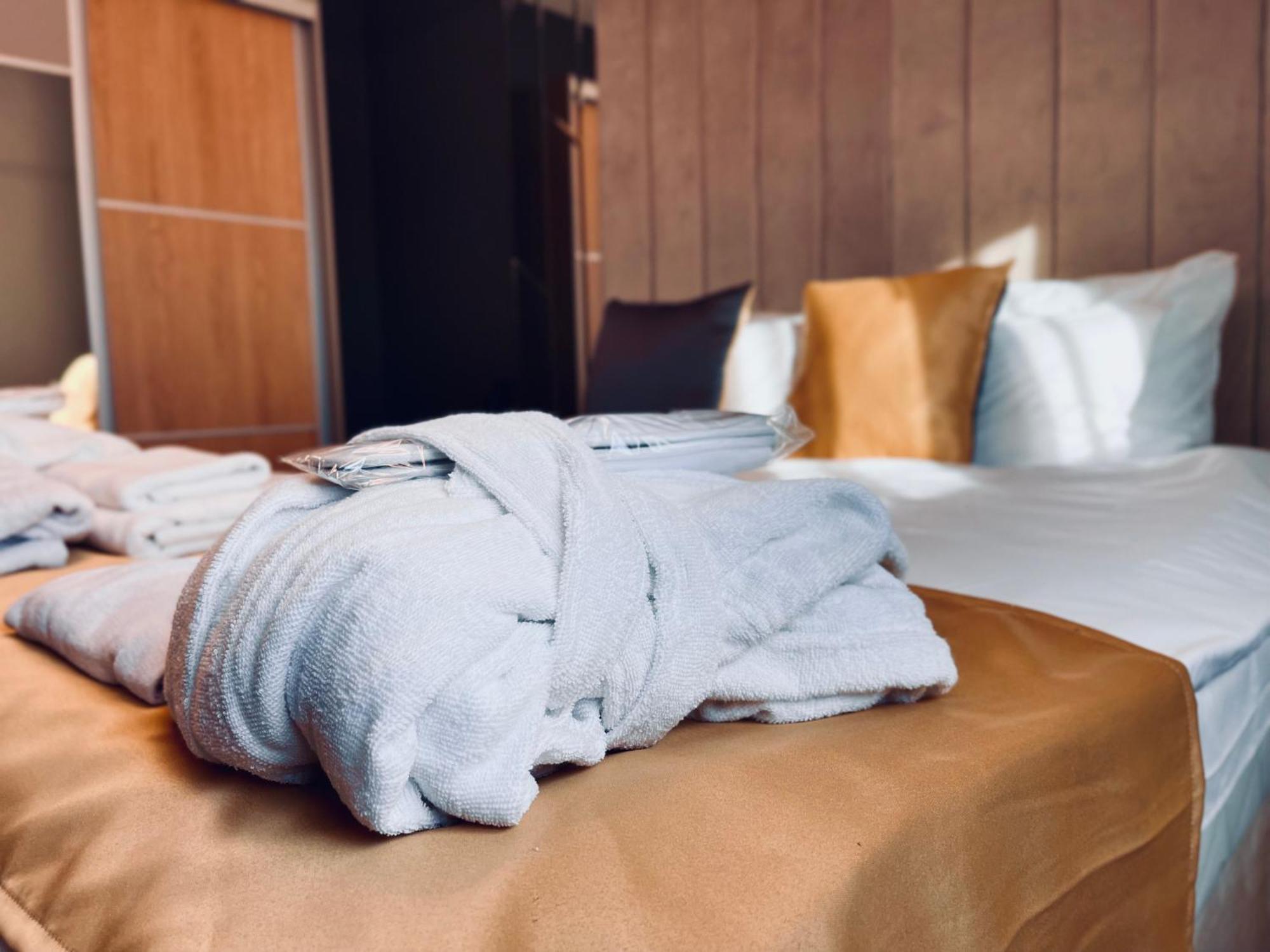 Mozaik Apartments & Spa - Modern 4-Star Apartments With Exclusive Private Spa Wellness In The City Center - Sauna, Jacuzzi, Turkish Bath - Free Parking, Wi-Fi - Rooms & Apartments ชูปริยา ภายนอก รูปภาพ