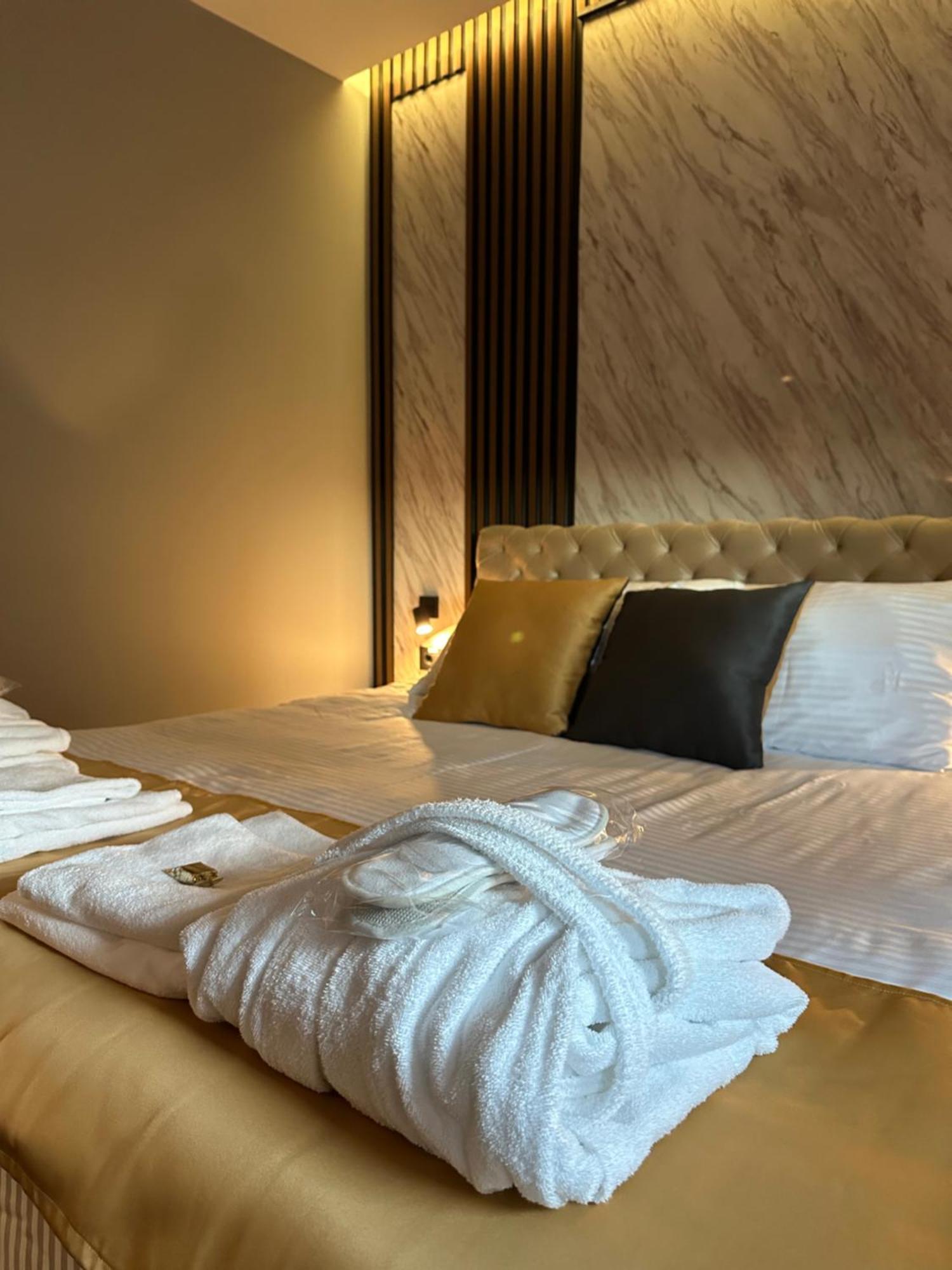 Mozaik Apartments & Spa - Modern 4-Star Apartments With Exclusive Private Spa Wellness In The City Center - Sauna, Jacuzzi, Turkish Bath - Free Parking, Wi-Fi - Rooms & Apartments ชูปริยา ภายนอก รูปภาพ