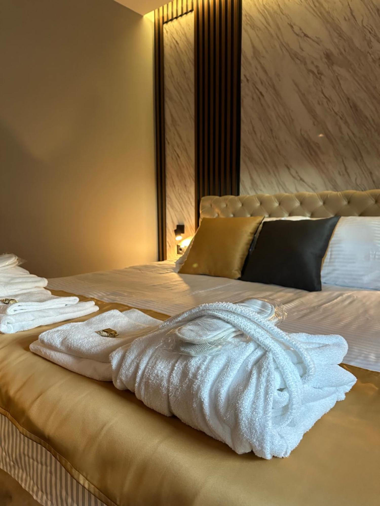 Mozaik Apartments & Spa - Modern 4-Star Apartments With Exclusive Private Spa Wellness In The City Center - Sauna, Jacuzzi, Turkish Bath - Free Parking, Wi-Fi - Rooms & Apartments ชูปริยา ภายนอก รูปภาพ