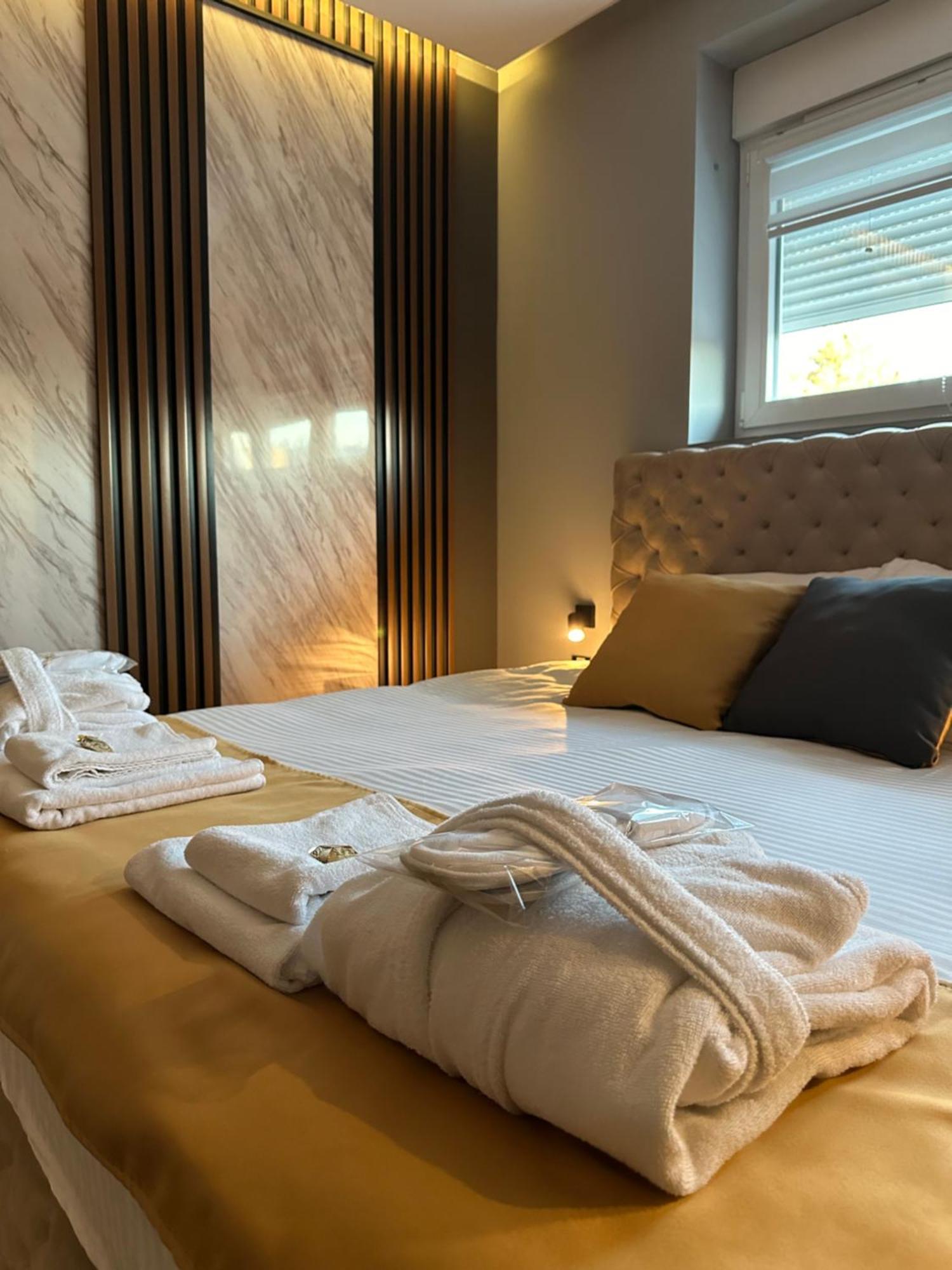 Mozaik Apartments & Spa - Modern 4-Star Apartments With Exclusive Private Spa Wellness In The City Center - Sauna, Jacuzzi, Turkish Bath - Free Parking, Wi-Fi - Rooms & Apartments ชูปริยา ภายนอก รูปภาพ