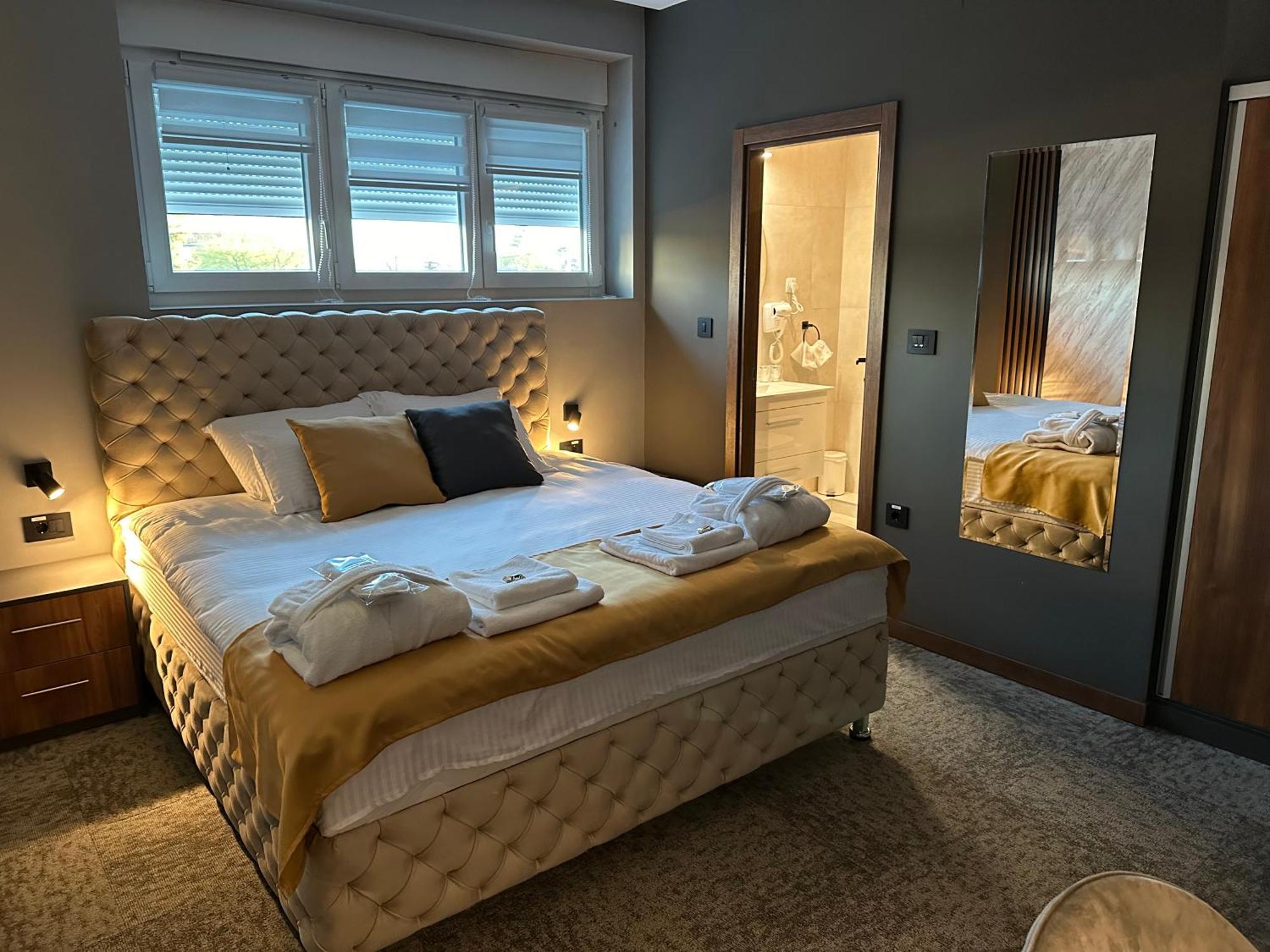 Mozaik Apartments & Spa - Modern 4-Star Apartments With Exclusive Private Spa Wellness In The City Center - Sauna, Jacuzzi, Turkish Bath - Free Parking, Wi-Fi - Rooms & Apartments ชูปริยา ภายนอก รูปภาพ