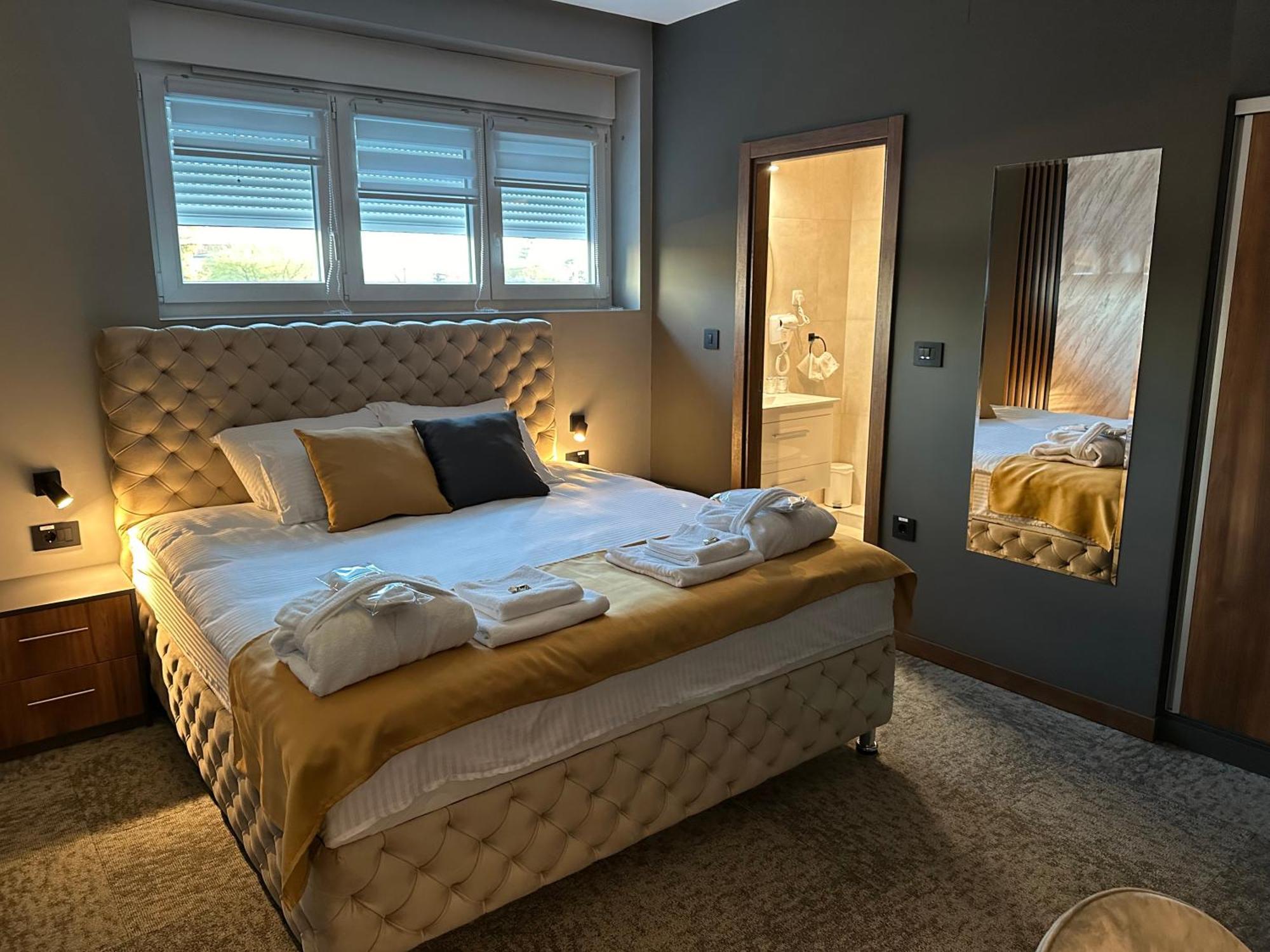 Mozaik Apartments & Spa - Modern 4-Star Apartments With Exclusive Private Spa Wellness In The City Center - Sauna, Jacuzzi, Turkish Bath - Free Parking, Wi-Fi - Rooms & Apartments ชูปริยา ภายนอก รูปภาพ